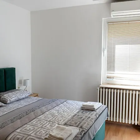 In Center Of * Escópia